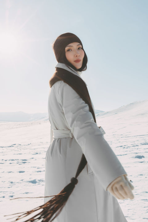 Essential Knit Cashmere Gloves in Bordeaux, editorial photo