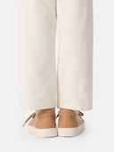back view of white pants and almond color sneakers #color_toasted-almond