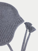 close up of a gray beanie and ropes #color_dim-gray