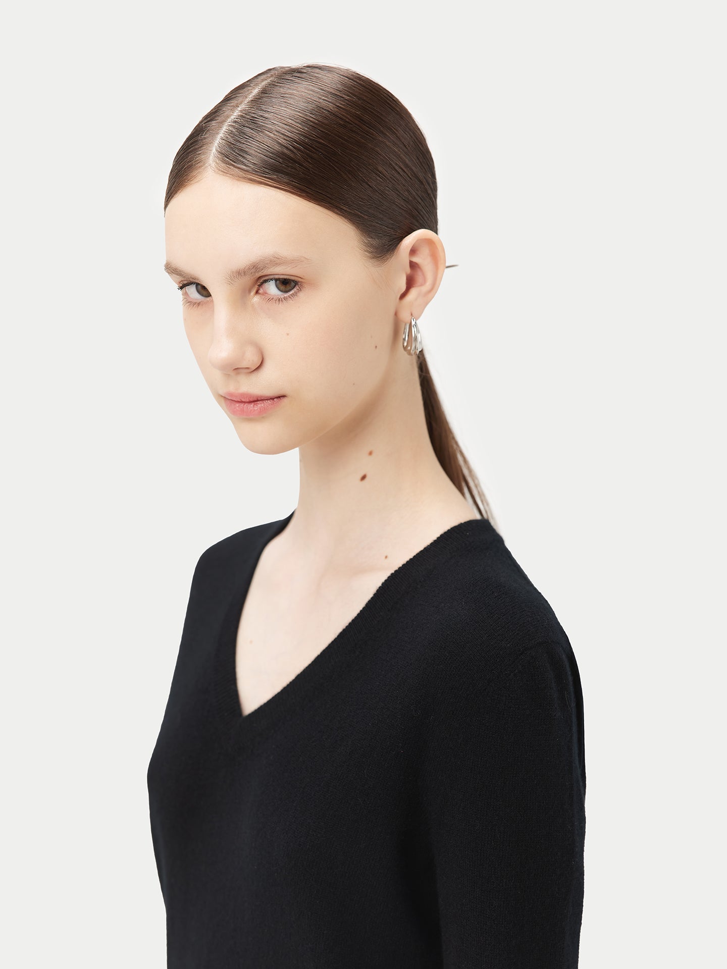 Women's Cashmere Basic V-Neck Black - Gobi Cashmere