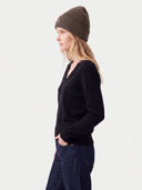 Model wearing the Women's Seamless Cashmere Ribbed Beanie in Brown, three-quarter side view