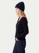 Model wearing the Women's Seamless Cashmere Ribbed Beanie in Navy, three-quarter side view