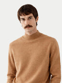 Man wearing a brown sweater against a white background #color_sheepskin