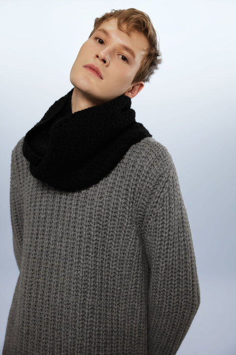 CashmeReborn Snood in Soft Beige, editorial photo