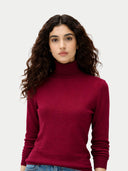 Woman wearing a red turtleneck sweater on a white background #color_bordeaux