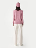 back view of a pink sweater, beanie and white pants #color_lilas
