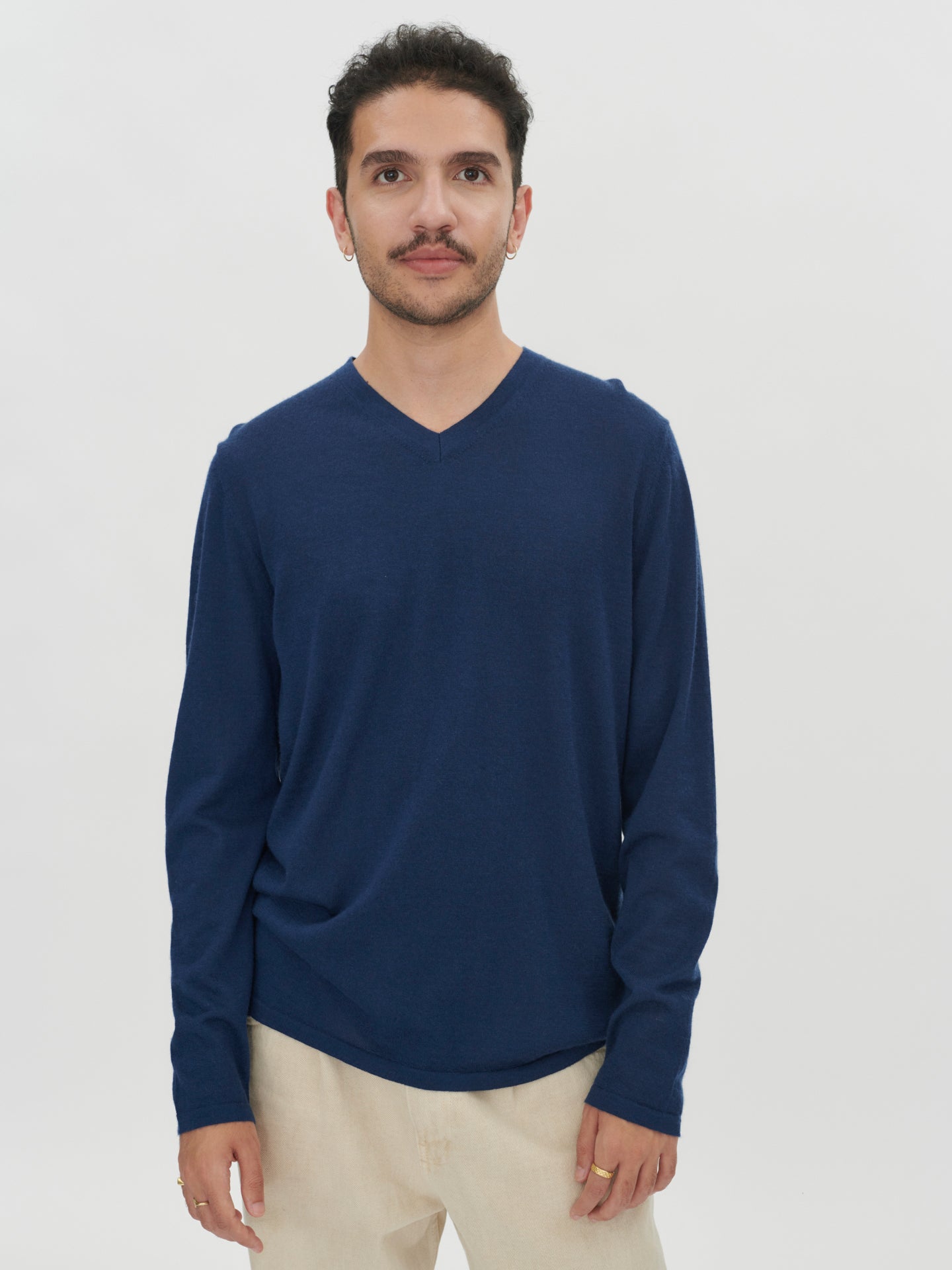 Men's Silk Cashmere V-Neck Navy - Gobi Cashmere 