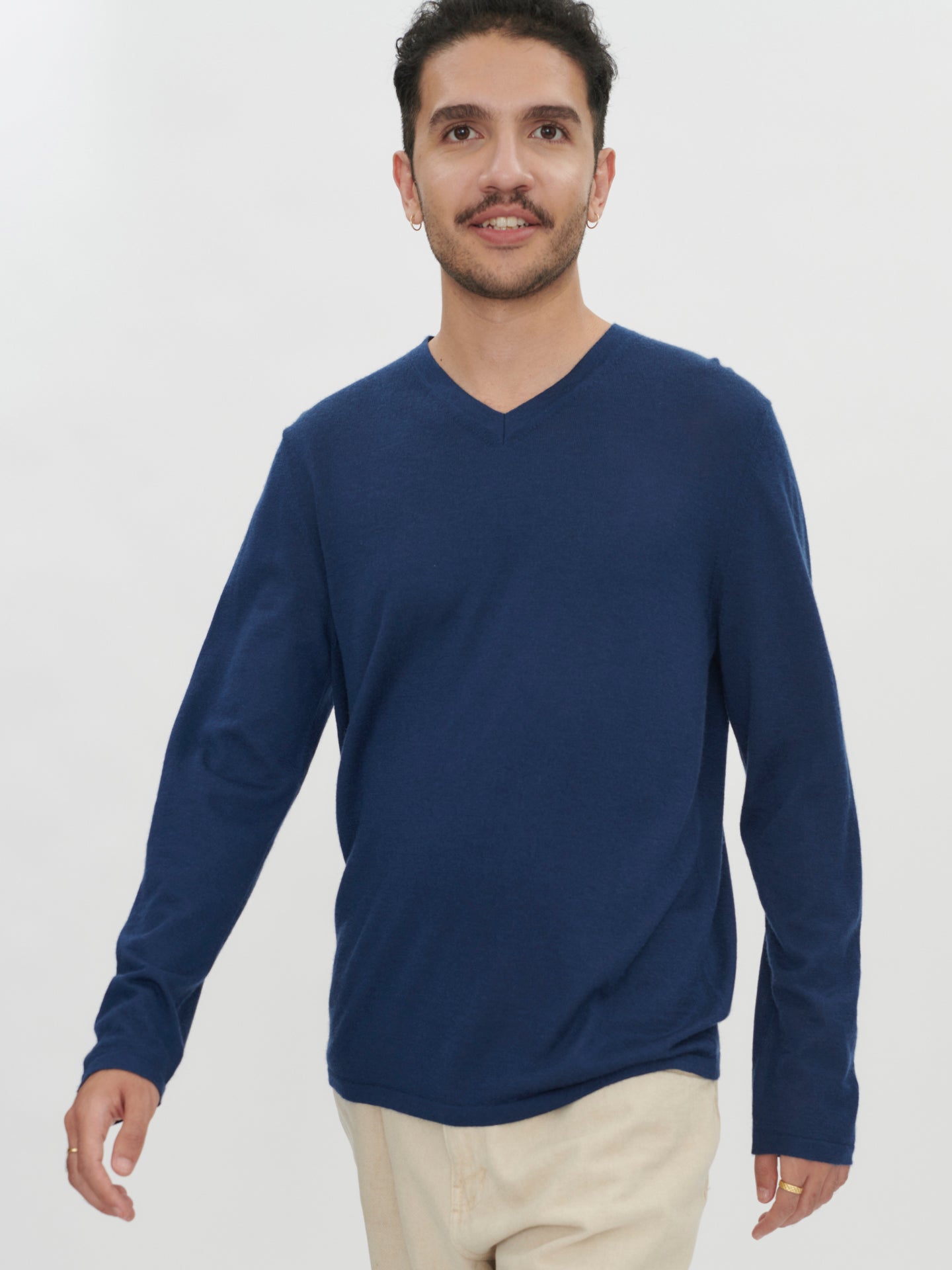 Men's Silk Cashmere V-Neck Navy - Gobi Cashmere 