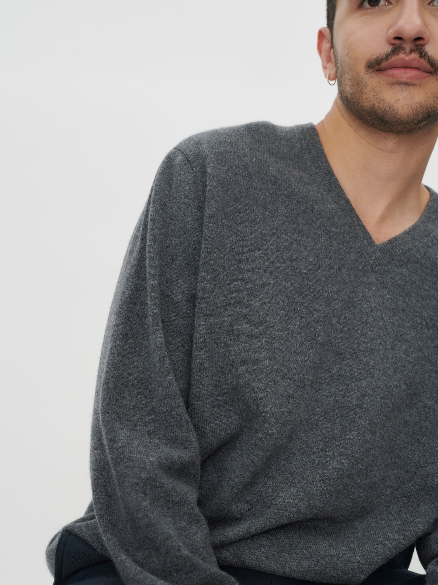 Men's Cashmere Basic V-Neck Sweater Plum Kitten - Gobi Cashmere