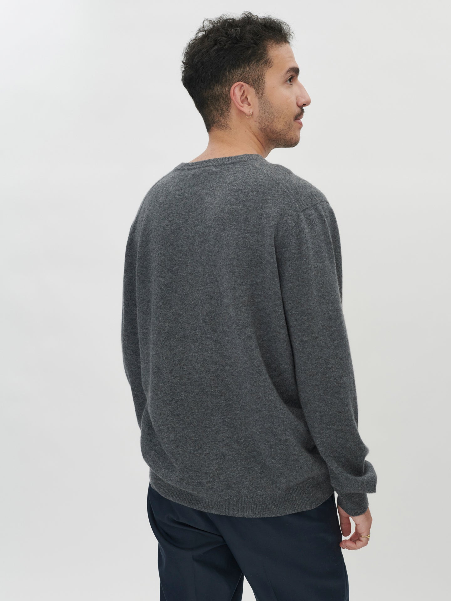 Men's Cashmere Basic V-Neck Sweater Plum Kitten - Gobi Cashmere