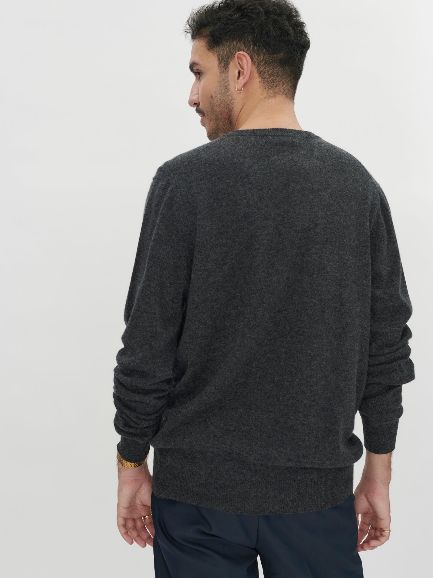 Men's Cashmere Basic V-Neck Sweater Charcoal - Gobi Cashmere
