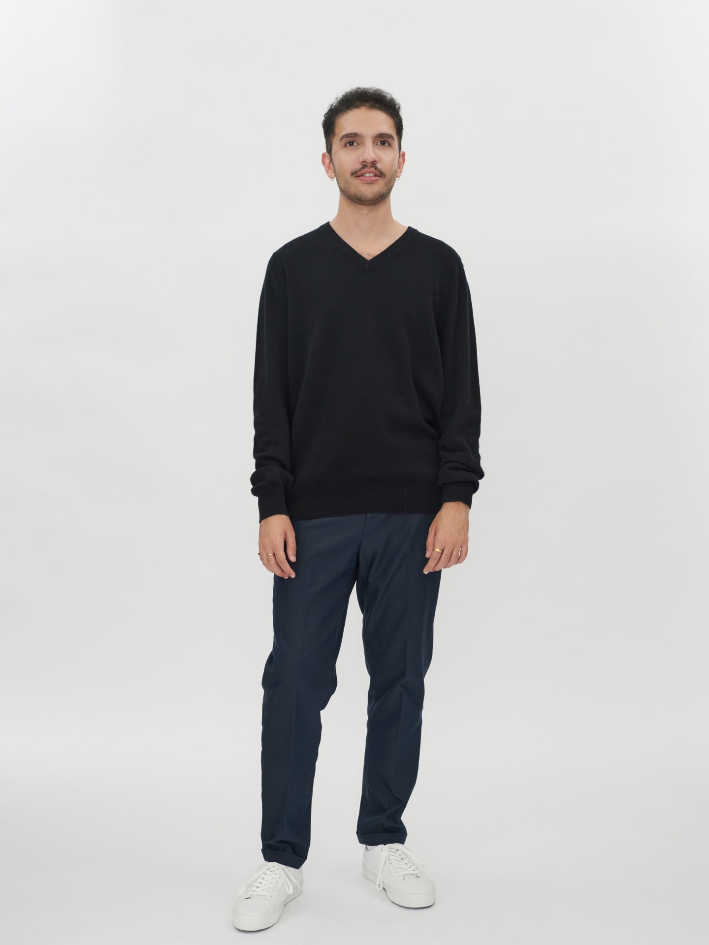 Men's Cashmere Basic V-Neck Sweater Black - Gobi Cashmere