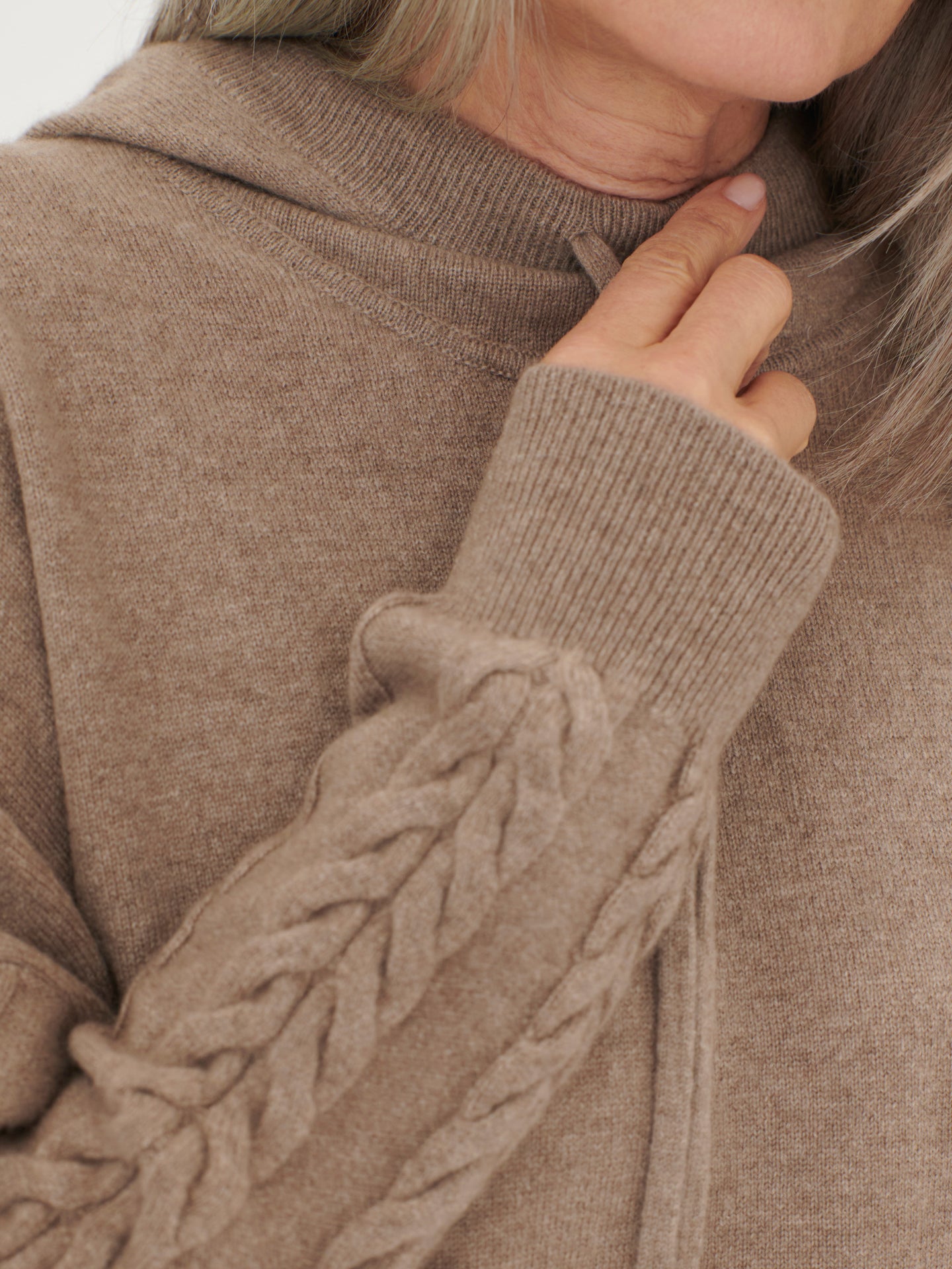 Women's Cashmere Hoodie With Cable Knitted Sleeves Taupe - Gobi Cashmere